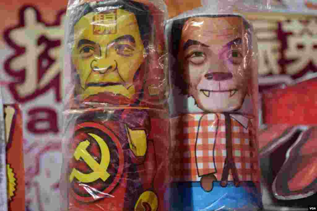 香港民主党在维园年宵摊位展出被中国当局扣关的恶搞特首梁振英厕纸