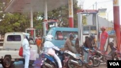 Jutaan pengendara sepeda motor termasuk yang terpukul dengan rencana kenaikan BBM sebesar Rp 1.500 per liter (foto: dok).