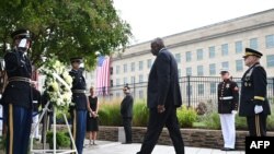 Lojd Ostin ispred memorijala u Pentagonu (Foto: ANDREW CABALLERO-REYNOLDS / AFP)