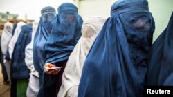 阿富汗妇女排队等候投票（2014年4月）