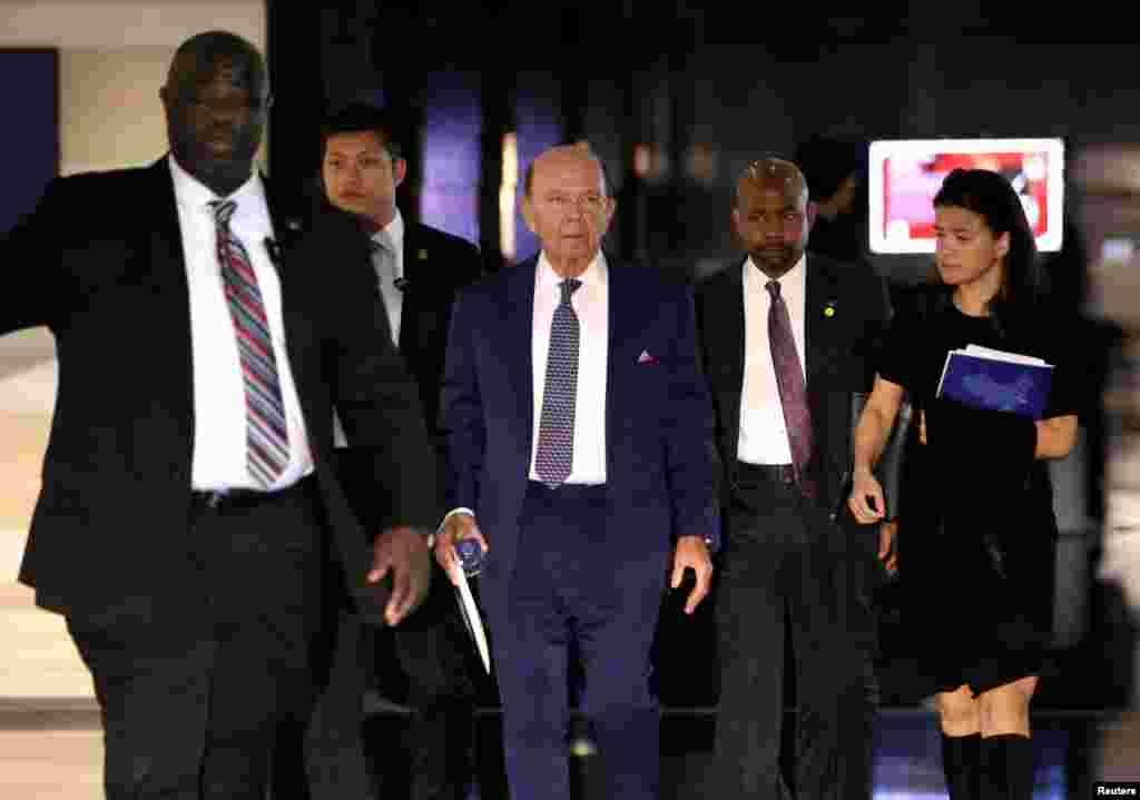 在上一轮美中贸易谈判中,美国商务部长威尔伯·罗斯离开他在北京下榻的酒店。(2018年5月3日)