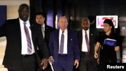 美国商务部长罗斯作为前往北京进行高层谈判的美国代表团成员之一正在离开北京的一家酒店。（2018年5月3日）