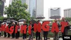 Aksi Unjuk Rasa Komisi untuk Orang Hilang dan Korban Tindak Kekerasan (KontraS) bersama korban pelanggaran HAM berat masa lalu di depan Kantor Kementerian Koordinator Politik Hukum dan Keamanan, Jakarta, 31 Maret 2019. (VOA/Fathiyah).