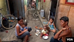 Warga miskin di Jakarta. Pemanfaatan zakat dinilai masih untuk keperluan konsumtif bagi warga miskin, dan belum diarahkan ke yang lebih produktif yang mampu mengentaskan kemiskinan.