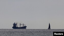 Kapal kargo AS yang membawa bantuan untuk Gaza berlayar dari Larnaca, Siprus, pada 9 Mei 2024. (Foto: Reuters/Yiannis Kourtoglou)
