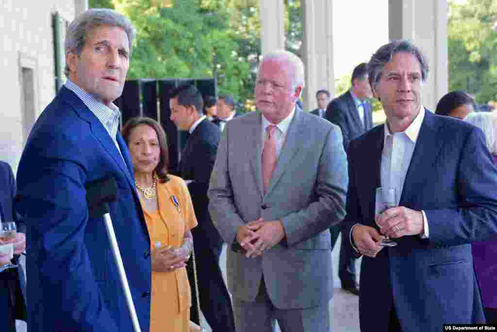 美国国务卿克里(左)与副国务卿布林肯(右)参加美中战略与经济对话