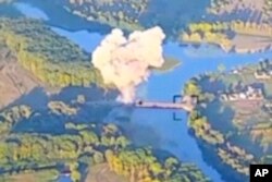 Na ovom snimku koje su ukrajinske oružane snage objavile 18. avgusta 2024, dim se diže nakon, kako se kaže, uništenja ključnog mosta u ruskoj oblasti Kursk.