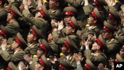 22일 미 플로리다주 린 대학교에서 최종 토론회를 마친 공화당 미트 롬니 후보(왼쪽)과 민주당 바락 오바마 대통령이 가족들과 인사를 나누고 있다.