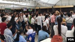 រូបឯកសារ៖ ពលរដ្ឋ​ខ្មែរ​ដែល​ភាគ​ច្រើន​ជា​ពលករ​ចំណាកស្រុក​ដែល​កំពុង​ធ្វើ​ការ​នៅ​ប្រទេស​ថៃ កំពុង​រាំ​កំសាន្ត​​ក្នុង​ពេល​​ប្រារព្ធ​ពិធី​បុណ្យ​ភ្ជុំបិណ្ឌ នៅ​វត្ត​ស៊ីសុដារ៉ាម ក្នុង​ទីក្រុង​បាងកក នៅ​ថ្ងៃទី​២២​ ខែ​កញ្ញា ឆ្នាំ​២០១៩។ (កាន់ វិច្ឆិកា/វីអូអេ)