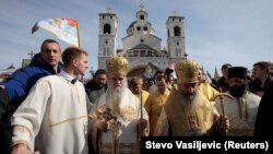 Mitropolit Amfilohije Radović sa vernicima u Podgorici - ilustrativnna fotografija (Foto: REUTERS/Stevo Vasiljevic)
