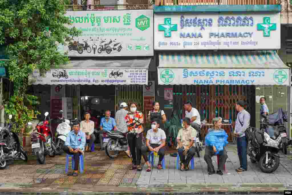 ប្រជា​ពលរដ្ឋ​អង្គុយ​អង្កេត​មើល​ការ​រាប់​សន្លឹក​ឆ្នោត​នៅ​មណ្ឌល​បោះឆ្នោត​មួយ​ ក្នុង​សង្កាត់​បឹង​ព្រលិត​ ខណ្ឌ​៧មករា​​ រាជ​ធានីភ្នំពេញ ​ថ្ងៃទី០៥ ខែមិថុនា ឆ្នាំ២០២២។ (ខាន់ សុគុំមនោ/វីអូអេ)