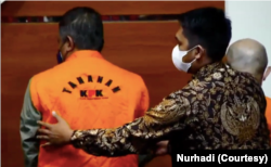 Petugas KPK mengarahkan posisi berdiri Walikota Yogyakarta 2017-2022 Haryadi Suyuti dalam keterangan pers resmi pada Jumat (3/6) di Gedung Merah Putih KPK.