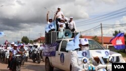 រូប​ឯកសារ៖ ទិដ្ឋភាព​ទូទៅ​ថ្ងៃចុង​ក្រោយ​នៃ​យុទ្ធនាការ​ឃោសនា​បោះឆ្នោត​ឃុំសង្កាត់អាណត្តិទី ៥ ​របស់​គណបក្ស​ភ្លើងទៀន​ ​នៅ​ក្នុង​ក្រុង​សៀមរាប ខេត្តសៀមរាប នៅ​ថ្ងៃ​ទី ០៣ ខែមិថុនា ឆ្នាំ ២០២២។ (លាស់ លីបលីប/វីអូអេ) 