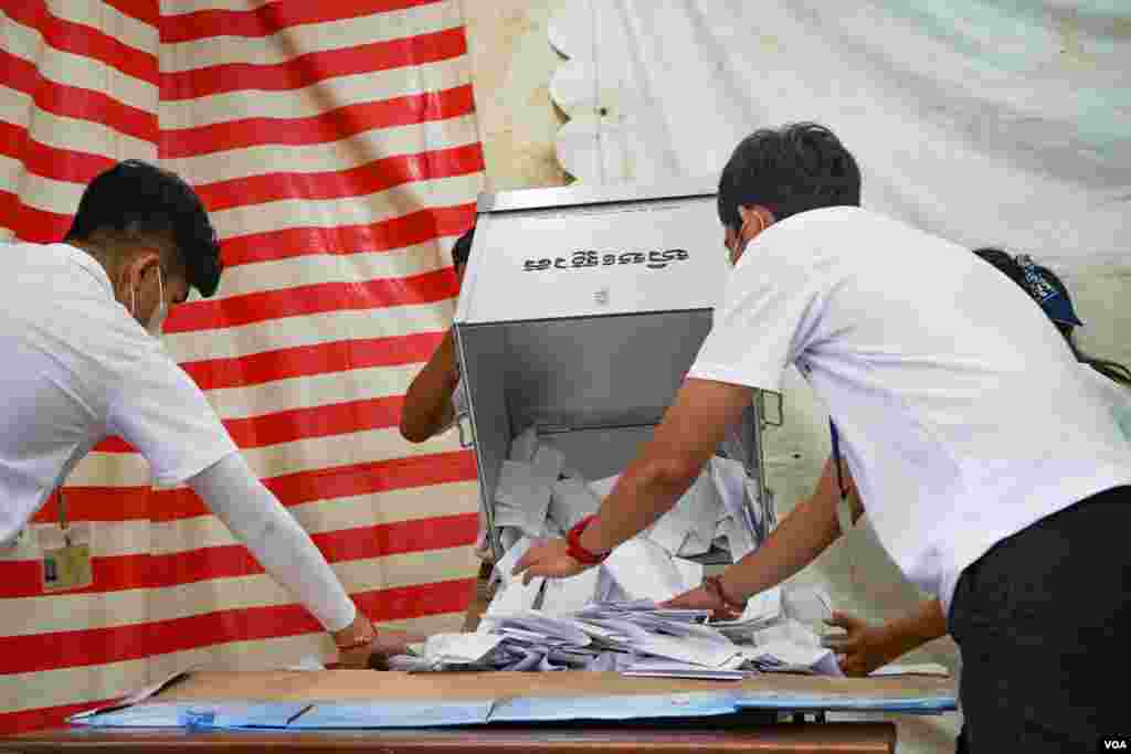 នៅ​មណ្ឌល​បោះឆ្នោត​មួយ​ក្នុង​សង្កាត់​បឹងព្រលិត​ ខណ្ឌ៧មករា​ មន្រ្តីរៀបចំការបោះឆ្នោត​ចាក់​សន្លឹកឆ្នោត​ចេញពីហិបឆ្នោត​ រាជធានីភ្នំពេញ ​ថ្ងៃទី០៥ ខែមិថុនា ឆ្នាំ២០២២។ (ខាន់ សុគុំមនោ/វីអូអេ)