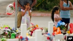 Sejumlah pelayat mengunjungi monumen peringatan di Sekolah Dasar Robb di Uvalde, Texas, yang dibuat untuk mengenang para korban penembakan, pada 6 Juni 2022. (Foto: AP/Eric Gay)