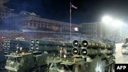 지난 4월 북한 평양 김일성광장에서 열린 창군 90주년 기념 열병식에 대구경 방사포 부대가 참가하고 있다. (자료사진)