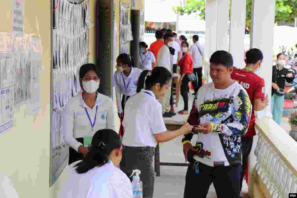ទិដ្ឋ​ភាព​ទូទៅនៃ​ថ្ងៃបោះឆ្នោតជ្រើសរើស​ក្រុម​​ប្រឹក្សាឃុំសង្កាត់ នៅ​ការិយាល័យ​បោះ​ឆ្នោត​អូរ​តាគាំ១ ​ក្នុង​ក្រុង​បាត់​ដំបង នៅ​ថ្ងៃទី០៥ ខែមិថុនា ឆ្នាំ២០២២។ (លាស់ លីបលីប​/​វីអូអេ)