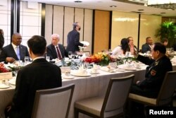 美国国防部长奥斯汀（左一）与中国国防部长魏凤和（右一）在新加坡香格里拉安全论坛期间举行首次面对面会谈。（2022年6月11日）