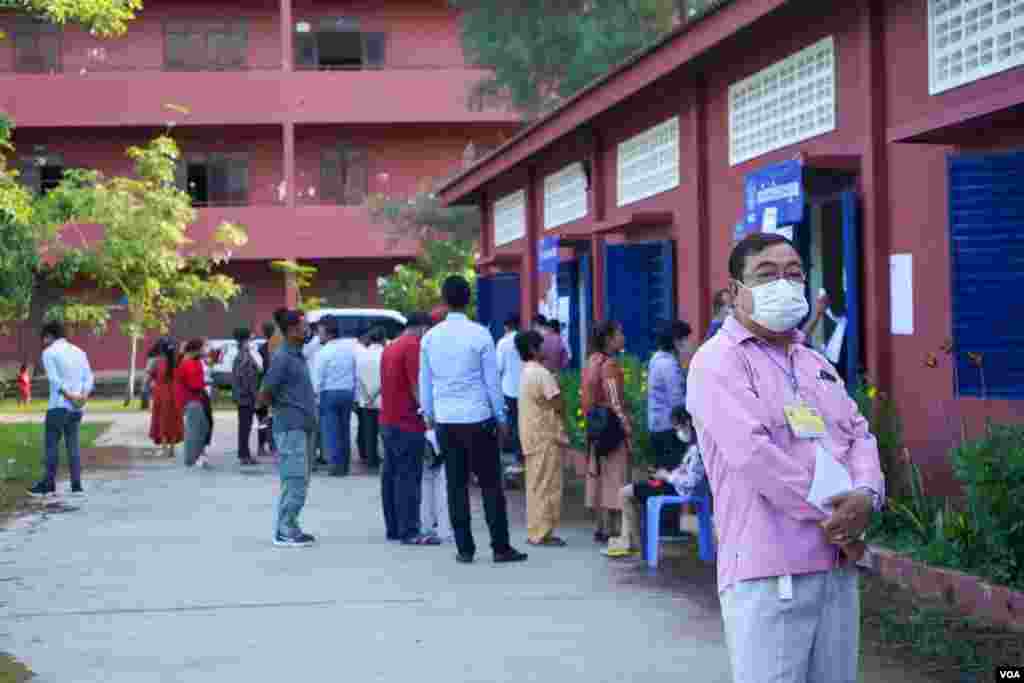 ពលរដ្ឋតម្រង់ជួររងចាំបោះឆ្នោត ក្នុងការបោះឆ្នោតជ្រើសតាំងក្រុមប្រឹក្សាឃុំសង្កាត់អាណត្តិទី ៥ នៅក្នុងសង្កាត់ភ្នំពេញថ្មី ខណ្ឌសែនសុខ រាជធានីភ្នំពេញ ថ្ងៃទី ៥ ខែមិថុនា ឆ្នាំ ២០២២។ (ខាន់ សុគុំមនោ/វីអូអេ)