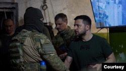 乌克兰总统泽连斯基2022年6月5日到北顿涅茨克市附近战场探望前线官兵。（乌克兰总统新闻办公室照片）