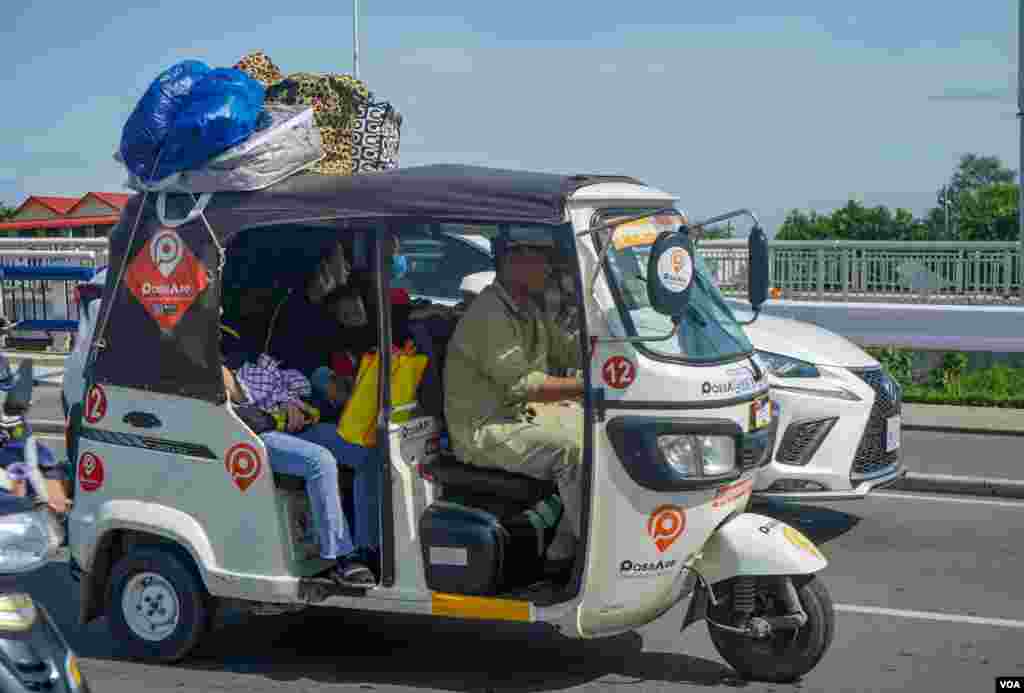 ពលរដ្ឋខ្លះនៅភ្នំពេញធ្វើដំណើរទៅស្រុកកំណើតនៅតាមខេត្ត មួយថ្ងៃមុនថ្ងៃបោះឆ្នោតជ្រើសរើសក្រុមប្រឹក្សាឃុំសង្កាត់អាណត្តិទី ៥ នៅរាជធានីភ្នំពេញ ថ្ងៃទី ៤ ខែមិថុនា ឆ្នាំ ២០២២។ (ខាន់ សុគុំមនោ/វីអូអេ)