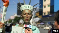 រូបឯកសារ៖ កញ្ញា ​សេង ធារី​ ផ្តល់​បទសម្ភាសន៍​ជាមួយសំឡេងសហរដ្ឋអាមេរិក​ មុនពេល​ត្រូវចាប់ខ្លួន​ដោយកម្លាំង​សន្តិសុខចម្រុះក្នុងរាជធានីភ្នំពេញ​ ថ្ងៃទី​១៤ ខែមិថុនា​ ឆ្នាំ​​២០២២។ (ហ៊ុល រស្មី/វីអូអេ)