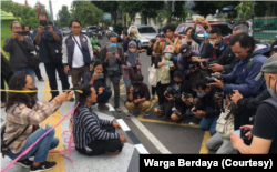 Aktivis Dodok Putra Bangsa mencukur rambut, Sabtu (4/6) sebagai pelaksanaan nadzar terkait tertangkapnya Haryadi Suyuti dalam OTT KPK. (Foto: Warga Berdaya)