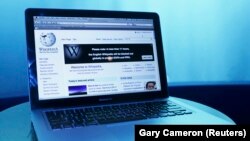 Halaman web Wikipedia yang digunakan pada komputer laptop terlihat dalam ilustrasi foto yang diambil di Washington, 17 Januari 2012. (Foto: Reuters)