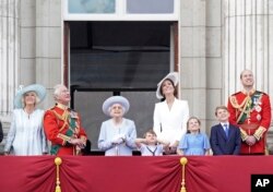 Camilla, Duchess of Cornwall, Pangeran Charles, Ratu Elizabeth II, Kate, Duchess of Cambridge, Pangeran Louis, Putri Charlotte, Pangeran George, dan Pangeran William menonton dari balkon Buckingham Place setelah upacara Trooping the Color di London, Kamis, 2 Juni 2022. (Foto: via AP)