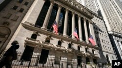 ARHIVA - Zgrada njujorške berze (Foto: AP/John Minchillo)