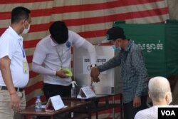 ពលរដ្ឋម្នាក់ជ្រលក់ម្រាមដៃក្នុងទឹកថ្នាំក្រោយពីបានបោះឆ្នោតហើយ នៅក្នុងការបោះឆ្នោតជ្រើសរើសក្រុមប្រឹក្សាឃុំសង្កាត់អាណត្តិទី ៥ ក្នុងសង្កាត់បឹងព្រលិត ខណ្ឌ៧មករា រាជធានីភ្នំពេញ កាលពីថ្ងៃទី ៥ ខែមិថុនា ឆ្នាំ ២០២២។ (ស៊ុន ណារិន/វីអូអេ)