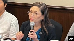 菲律宾参议员洪迪薇 (Risa Hontiveros) 在马尼拉举行的新闻发布会上讲话。（2024年9月20日）