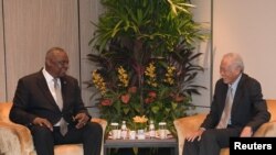 Menteri Pertahanan Singapura Dr Ng Eng Hen (kanan) bersama Menteri Pertahanan AS Lloyd Austin di sela-sela Dialog Shangri-La ke-20 di Singapura, 2 Juni 2023. (Kementerian Pertahanan Singapura/Handout via REUTERS)
