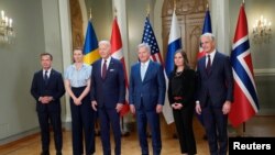 13일 핀란드 수도 헬싱키에서 조 바이든(왼쪽 세번째) 미국 대통령을 비롯한 '미국-노르딕 정상회의' 참석자들이 기념촬영하고 있다. 왼쪽부터 울프 크리스테르손 스웨덴 총리, 메테 프레데릭센 덴마크 총리, 바이든 대통령, 사울리 니니스퇴 핀란드 대통령, 카트린 야콥스도티르 아이슬란드 총리, 요나스 가르 스퇴레 노르웨이 총리.