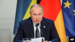 Ruski predsednik Vladimir Putin na konferenciji za novinare u Parizu. 