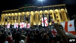 პარლამენტის შენობის წინ ათობით ათასი დემონსტრანტი ე.წ. უცხოეთის აგენტის კანონპროექტის განხილვას აპროტესტებს. თბილისი, საქართველო. 28 აპრილი, 2024 წ. 