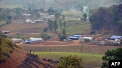 中国国旗在缅甸与中国云南省临沧附近的边界上飘扬 (2015年4月6日)