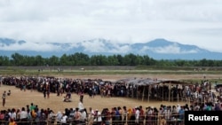 罗兴亚难民在孟加拉国难民排队领取食物