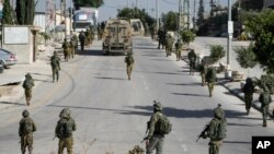 Tentara Israel terlihat di Balata, sebuah kamp pengungsi Palestina di Nablus, Tepi Barat, Kamis, 23 November 2023. (AP Photo/Majdi Mohammed)