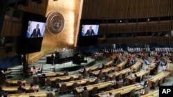 Suasana ruang Sidang Majelis Umum PBB, saat penayangan video rekaman pesan Presiden Afrika Selatan Cyril Ramaphosa ditayangkan, 23 September 2021. (Spencer Platt/Pool Photo via AP)