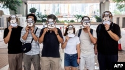 资料照：支持民主的香港跨工会联盟的支持者2021年7月23日在西九龙法院外戴上羊面具抗议。香港言语治疗师总工会成员现在因“羊村”系列儿童绘本被警方国安处人员拘捕，指控他们涉嫌“串谋刊印、发布、分发、展示或复制煽动刊物”罪。