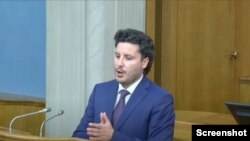 Crnogorski premijer Dritan Abazović odgovara na pitanja poslanika (Foto: Screenshot)