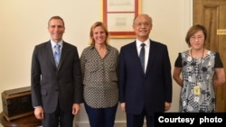 资料照片:台湾行政院政务委员兼经贸总谈判代表邓振中(右2)2022年6月30日在华盛顿与美国副贸易代表沙拉·比亚奇(右3)会面 。( 驻美国台北经济文化代表处提供)