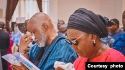 Gwamna Akeredolu, hagu, da matarsa Betty suna kuka a lokaci jana'izar