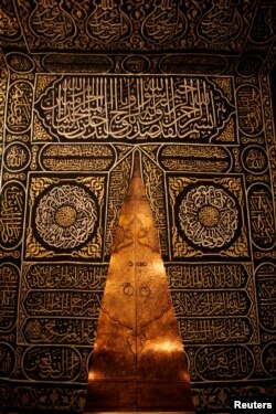 Model tirai sutra yang menutupi model pintu Ka'bah terlihat di sebuah pabrik, jelang haji tahunan, di kota suci Mekkah, Arab Saudi 26 Agustus 2017. (REUTERS/ Suhaib Salem)