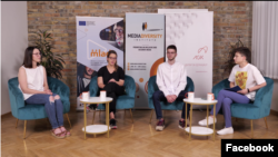 Učesnici tribine o vraćanju obaveznog vojnog roka (s leva): Milja Zdravković, KOMS, Marija Ignjićijević, BCBP i Lazar Simić, "Mladi", u Beogeadu, 24. juna 2022. (Foto: Fejsbuk stranica Mladih, video greb).