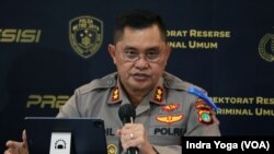 Kapolda Metro Jaya Irjen. Pol. Fadil Imran memberikan keterangan dalam konferensi pers di Polda Metro Jaya, Jakarta, pada 16 Juni 2022. Ia mengatakan bahwa salah satu tindak pidana Khilafatul Muslimin adalah membuat negara dalam negara. (Foto: VOA/Indra Yoga)