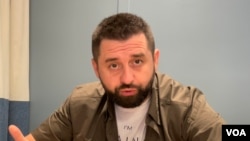 David Arakamija, parlamentarni lider partije Sluga naroda predsednika Volodiira Zelenskog, govori za Glas Amerike 18. juna u Vašingtonu.