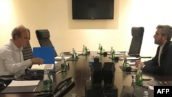 Perwakilan Iran dalam perundingan nuklir Ali Bagheri Kani (kanan) bertemu dengan koordinator perundingan nuklir Uni Eropa Enrique Mora di Doha, Qatar, pada 28 Juni 2022. (Foto: IRNA/AFP)