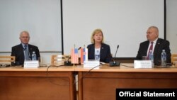 Američka senatorka Tami Boldvin tokom učešća na konferenciji "Srpsko-američko partnerstvo kroz vekove", na Fakultetu političkih nauka u Beogradu, uz ambasadora SAD Kristofera Hila (levo) i Dragana Simića sa FPN-a, 7. jula 2022. (Foto: Sajt Fakulteta političkih nauka)